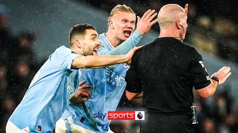 Manchester Cty's Erling Haaland fumes at referee Simon Hooper