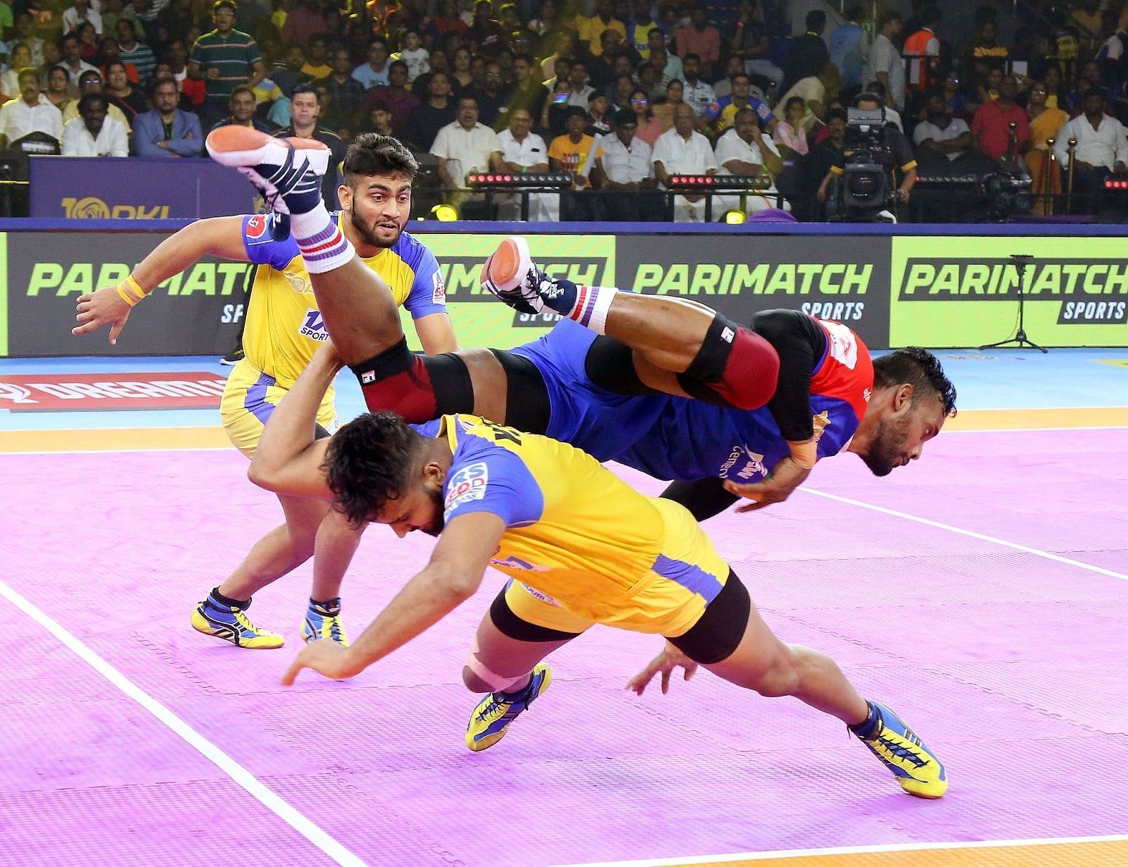 Sahil Gulia with a thigh-hold of Siddharth Desai (Credits: PKL)