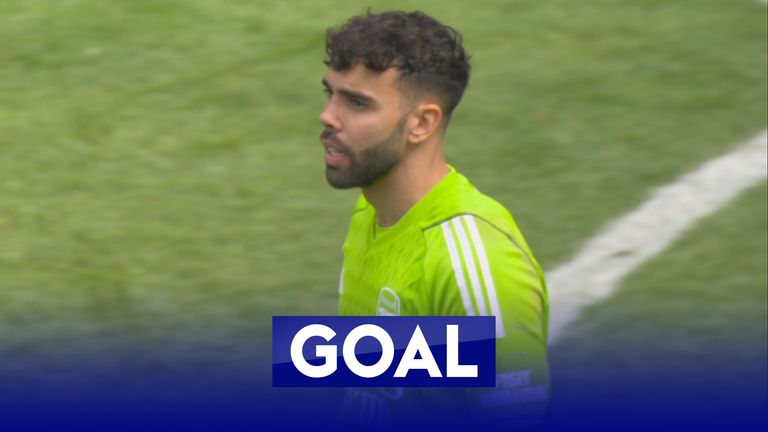 Raya gifts Romero a goal to bring Spurs back in the game!