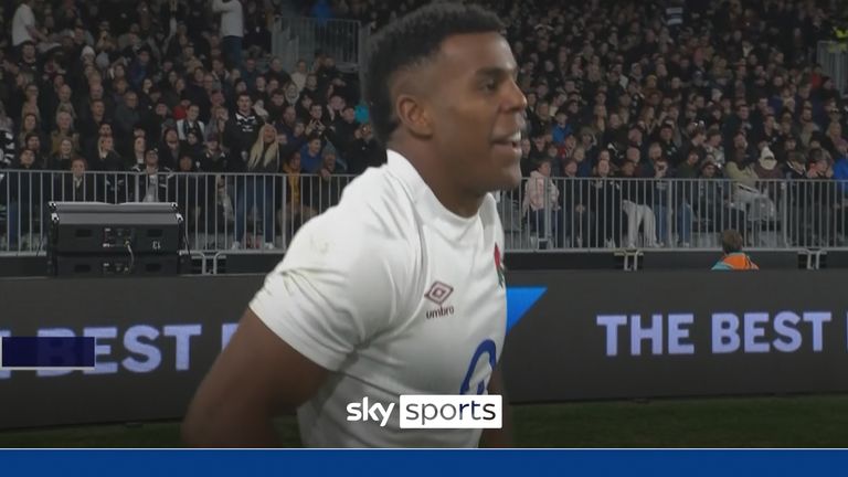 Smith sent Immanuel Feyi-Waboso free to go over in the corner and give England the lead